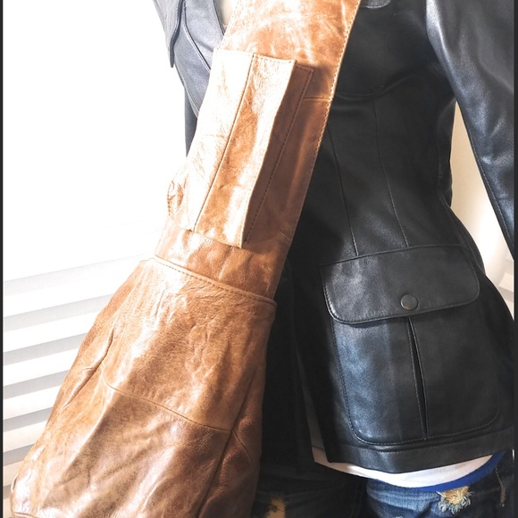 Oversize Leather Messenger Bag - Picture 5 of 7